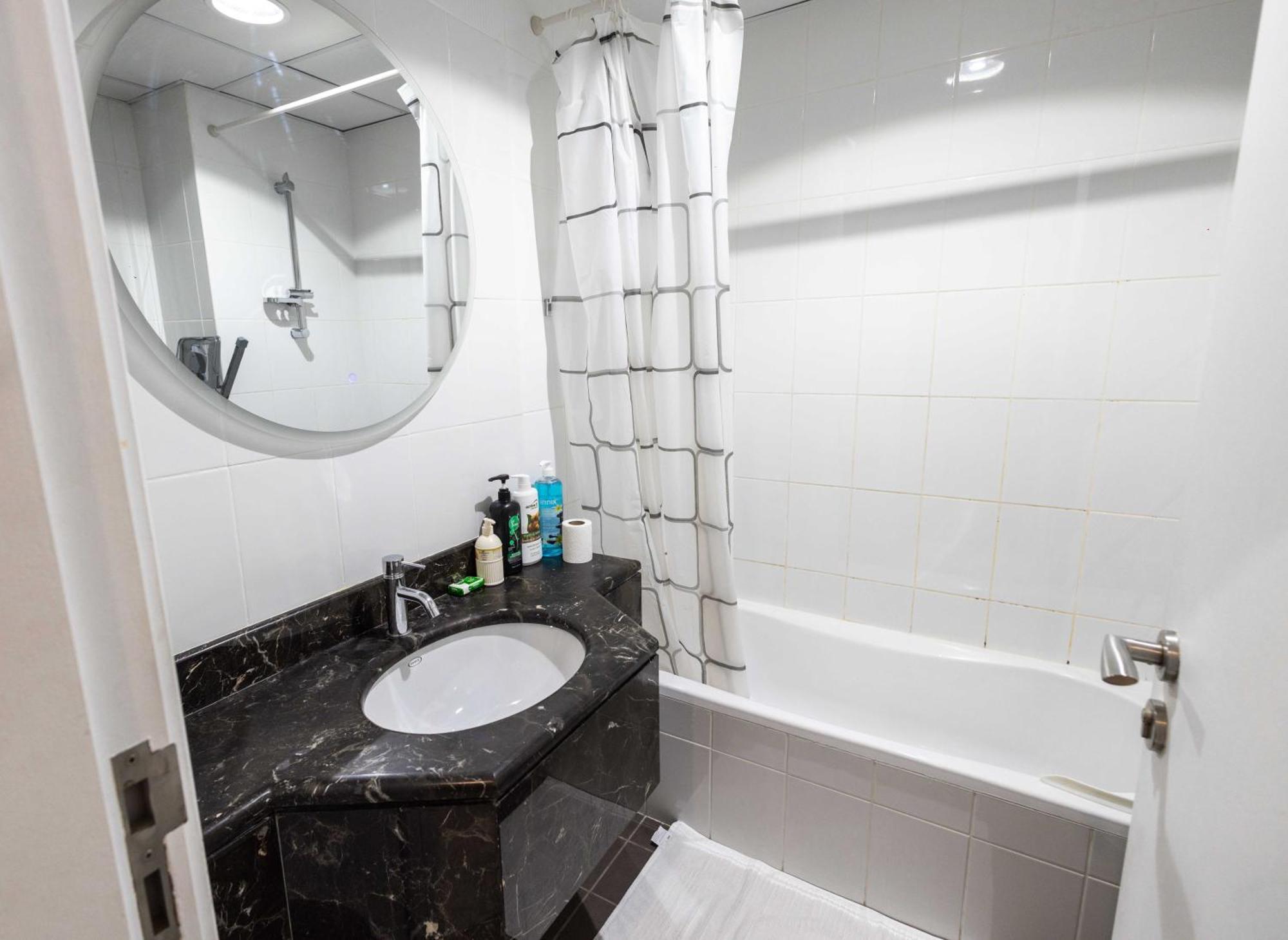 Burj Al Nujoom Luxurious Downtown Mall Apartment