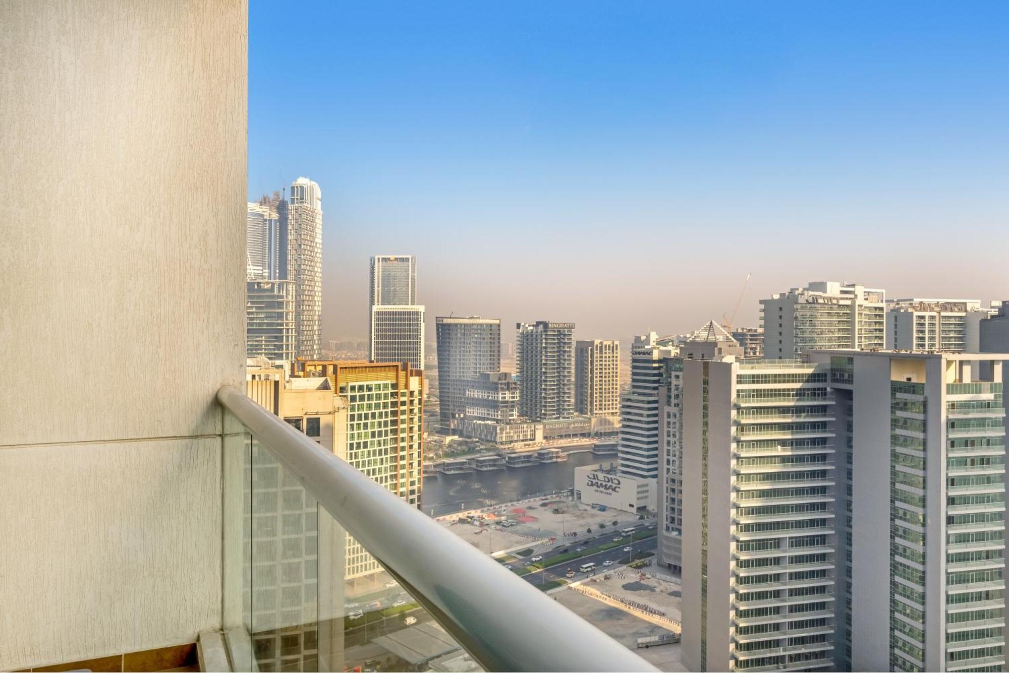 Apartment Burj Al Nujoom Luxurious Downtown Mall