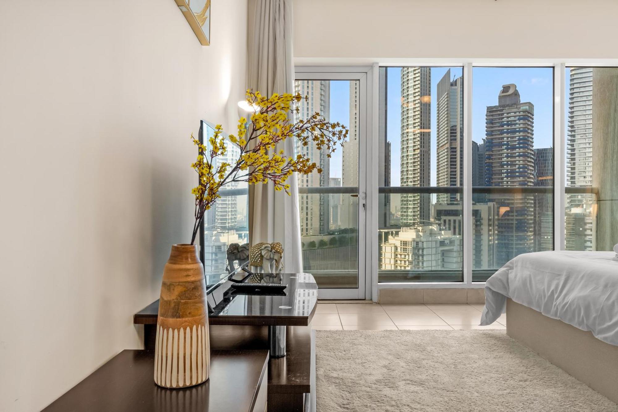 Burj Al Nujoom Luxurious Downtown Mall Apartment *