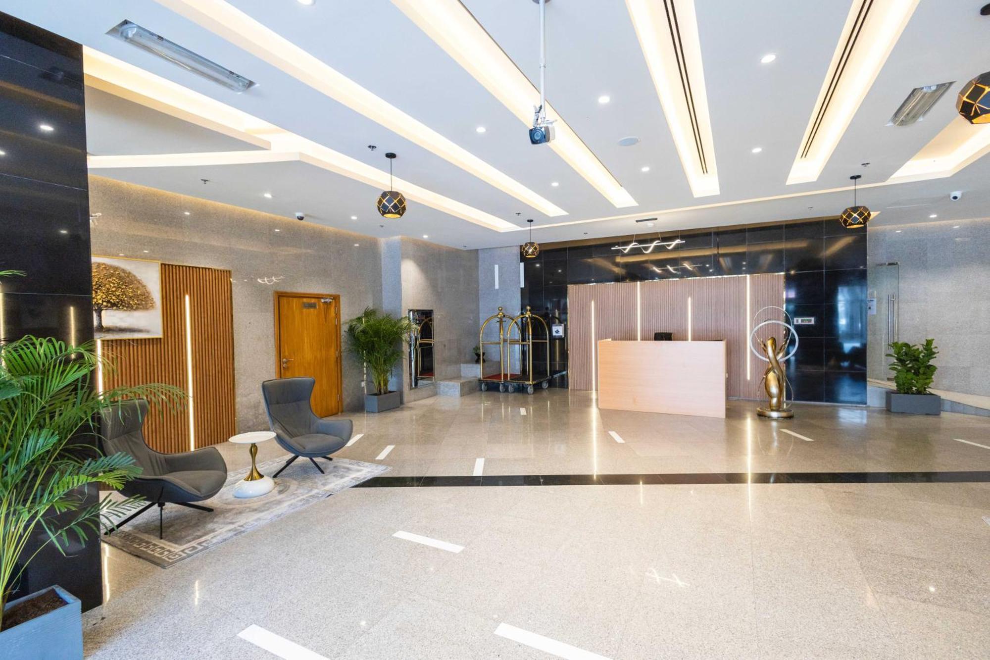 Burj Al Nujoom Luxurious Downtown Mall Apartment *