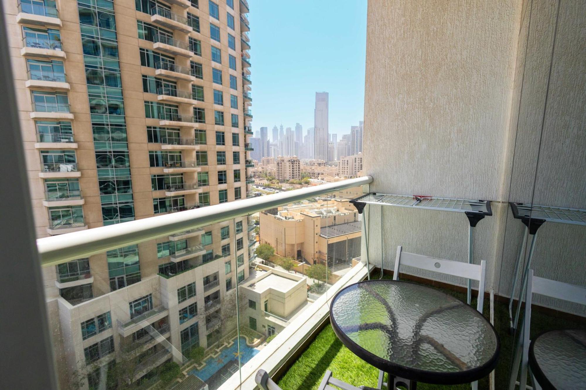 Burj Al Nujoom Luxurious Downtown Mall *