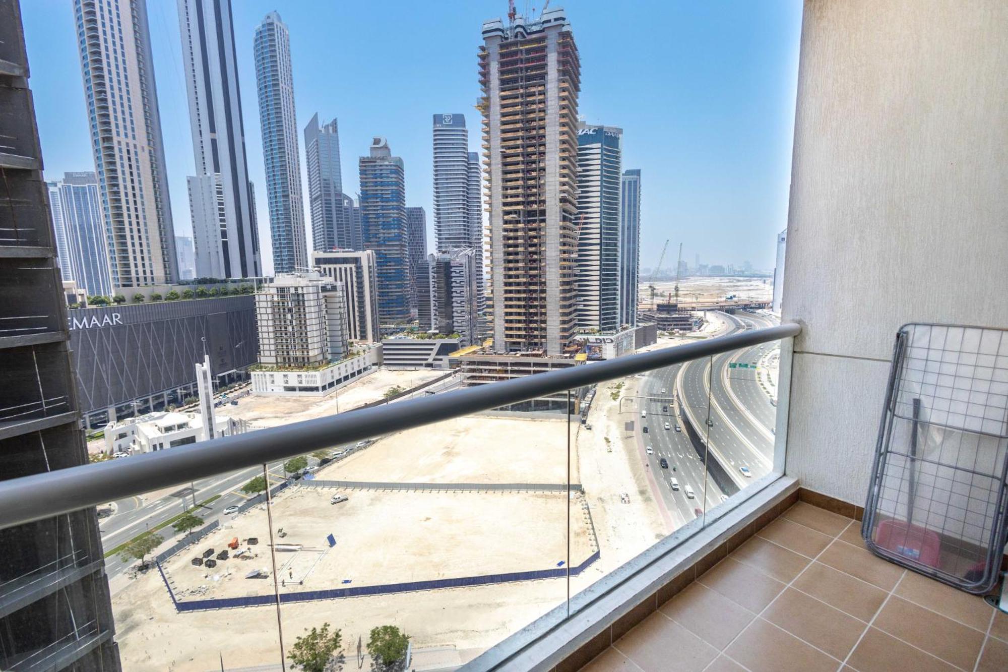 Burj Al Nujoom Luxurious Downtown Mall Apartment